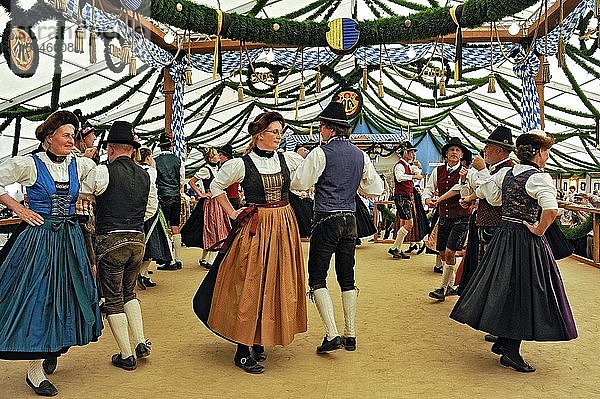 Tänzer einer bayerischen Volkstanzgruppe in Tracht  altes Festzelt  historische Wiesn  Oktoberfest  München  Oberbayern  Bayern  Deutschland  Europa
