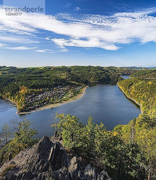 Aussicht vom Bockfelsen auf den Hohenwarte-Stausee im Herbst  Saaleschleife  Obere Saale  Naturpark Thüringer Schiefergebirge/Obere Saale  Thüringen  Deutschland  Europa