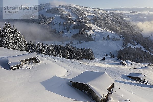 Verschneite Berghütten im Winter  SkiWelt Wilder Kaiser  Brixen im Thale  Tirol  Österreich  Europa