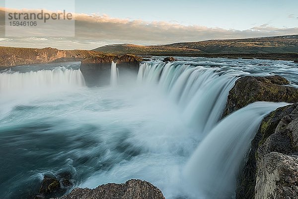 Herabstürzende Wassermassen  Abendlicht  Wasserfall Godafoss  Nordurland eystra  Island  Europa