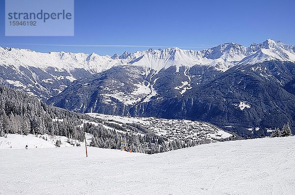 Ausblick von Möseralm auf Ort Fiss  Skigebiet Serfaus Fiss Ladis  Tirol  Österreich  Europa