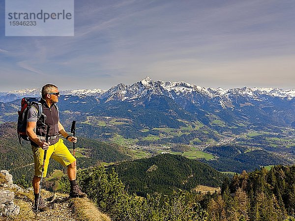 Bergsteiger beim Aufstieg zum Rauhen Kopf  Berchtesgadener Alpen  hinten Berggipfel Hoher Göll  Bischofswiesen  Berchtesgadener Land  Oberbayern  Bayern  Deutschland  Europa