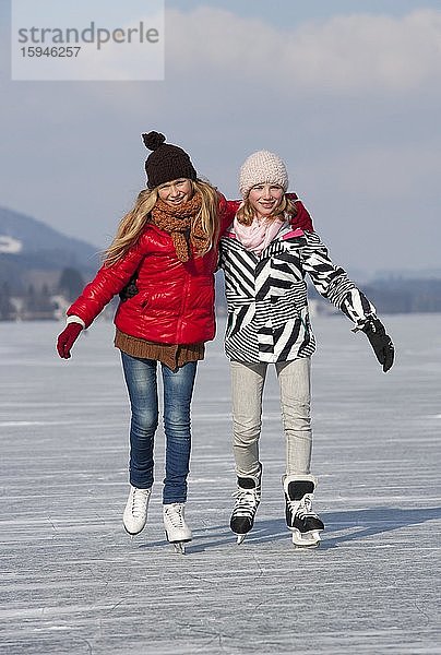 Junge fröhliche Mädchen beim Eislaufen am See  14 Jahre  Irrsee  Salzkammergut  Oberösterreich  Österreich  Europa