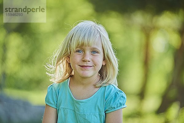 Porträt von kleinem Mädchen  lächelnd  Bayern  Deutschland  Europa