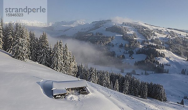 Verschneite Berghütte im Winter  SkiWelt Wilder Kaiser  Brixen im Thale  Tirol  Österreich  Europa