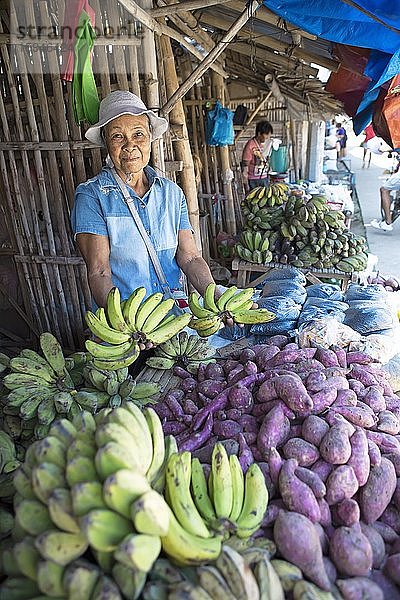 Bäuerin  67 Jahre  verkauft Bananen auf dem Malatapay Markt  Zambuanguita  Negros Oriental  Central Visayas  Philippinen  Asien