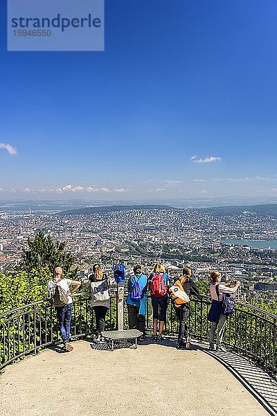 Menschen am Aussichtspunkt  Top of Zurich  Blick vom Uetliberg auf die Stadt Zürich und Zürisee  Zürichsee  Kanton Zürich  Schweiz  Europa