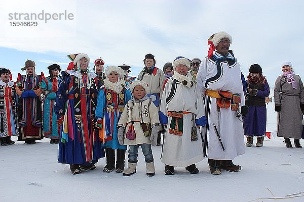 Familie in traditioneller Kleidung im Winter  Dornod-Aimag  Mongolei  Asien