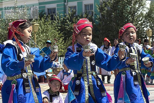 Drei mongolische Kinder  traditionell gekleidet  Provinz Khovd  Mongolei  Asien
