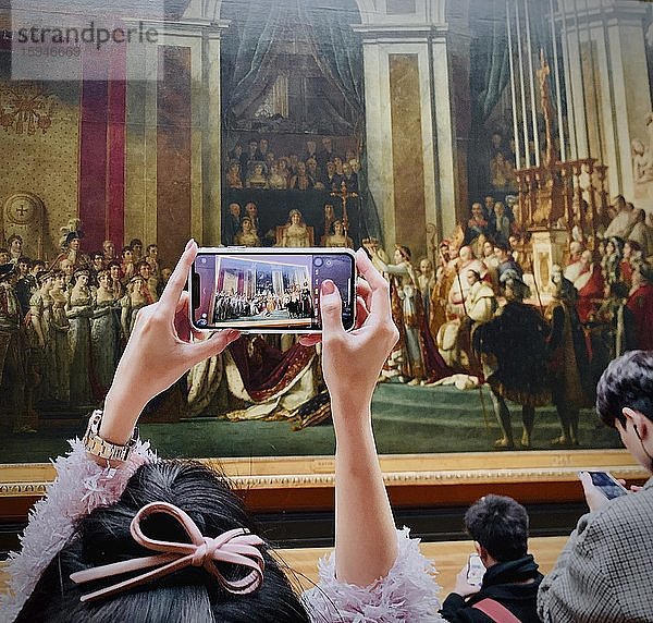 Besucherin fotografiert im Museum ein Gemälde mit ihrem Smartphone  Paris  Frankreich  Europa