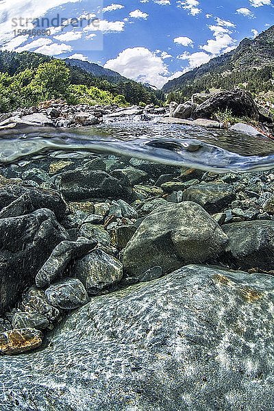 Split-Level Aufnahme  Wildfluss Neste de Couplan  Hautes-Pyrénées  Frankreich  Europa