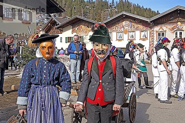 Typische Masken im Maschkera-Umzug beim Fasching  Mittenwald  Werdenfelser Land  Oberbayern  Bayern  Deutschland  Europa