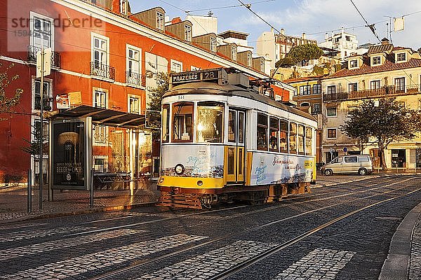 Straßenbahn im Morgenlicht  Lissabon  Portugal  Europa