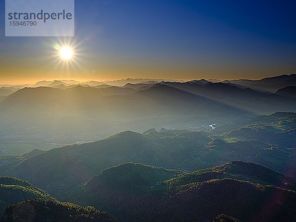 Bergsilhouetten bei Sonnenaufgang mit Blick auf die Osterhorngruppe  Bischofswiesen  Berchtesgadener Land  Oberbayern  Bayern  Deutschland  Europa