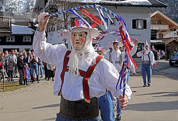 Typische Maske im Maschkera-Umzug beim Fasching  Mittenwald  Werdenfelser Land  Oberbayern  Bayern  Deutschland  Europa
