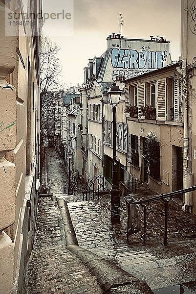 Verregnete Treppe  schmale Gasse in Montmartre  Paris  Frankreich  Europa