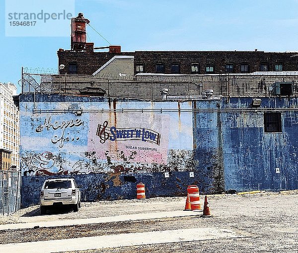 Parkender Pkw vor einer Hauswand mit abbröckelndem Werbebild  Brooklyn  New York City  USA  Nordamerika