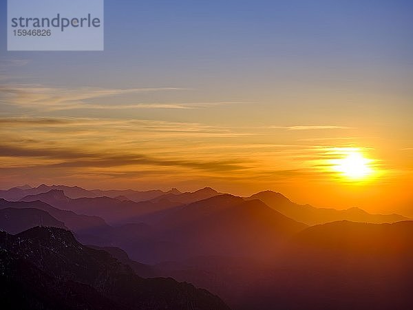 Bergsilhouetten der Chiemgauer Alpen bei Sonnenuntergang  Oberbayern  Bayern  Deutschland  Europa