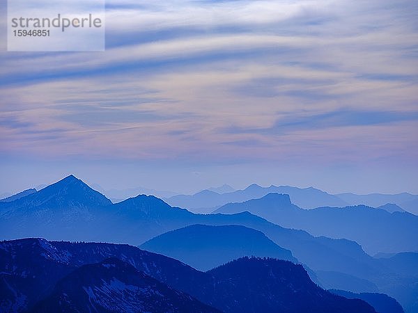 Blaue Stunde  Bergketten  Bergsilhouetten der Chiemgauer Alpen  Oberbayern  Bayern  Deutschland  Europa