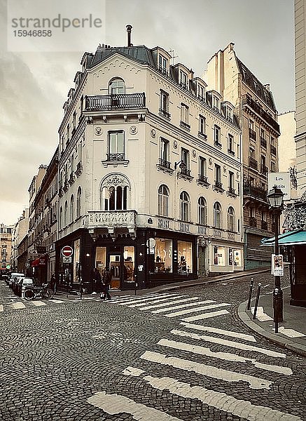 Straßenkreuzung in Montmartre  Bürgerhaus  Paris  Frankreich  Europa
