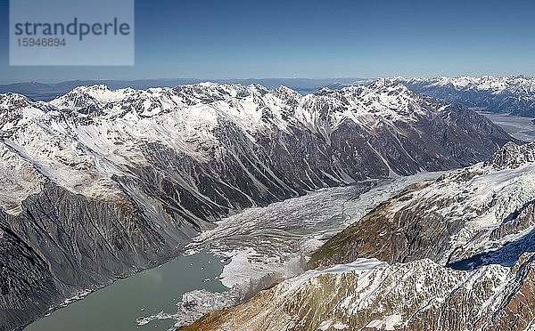 Tal mit Gletschersee Tasman Lake und vergletscherte Berggipfel  Mount-Cook-Nationalpark  Neuseeländische Alpen  Region Canterbury  Neuseeland  Ozeanien