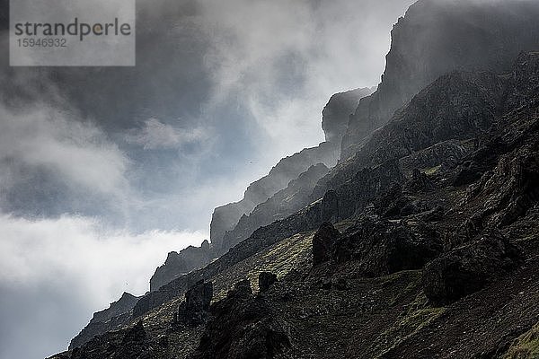 Wolken an schroffem Berghang  vulkanisches Gestein  Norðurfjörður  Strandir  Westfjorde  Island  Europa