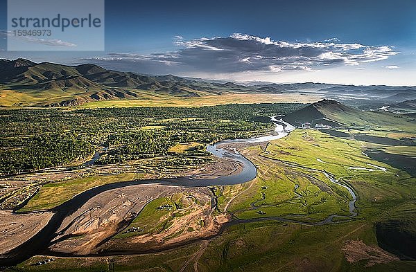 Fluss Tuul  Flussmäander im Sommer  Hügelland  Provinz Tov  Mongolei  Asien