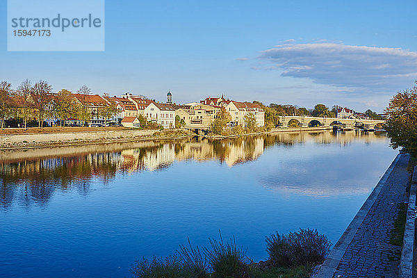 Steinbrücke und Donau  Regensburg  Bayern  Deutschland  Europa