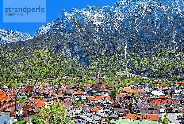 Ortsansicht vor Karwendelgebirge mit Viererspitze  Mittenwald  Werdenfelser Land  Oberbayern  Bayern  Deutschland  Europa