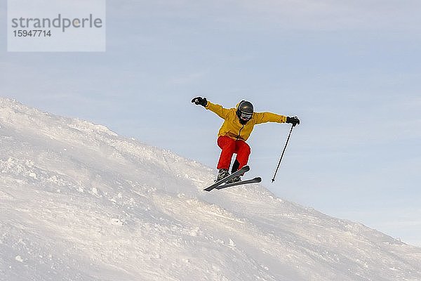 Skifahrer im Sprung  Abfahrt Hohe Salve  SkiWelt Wilder Kaiser Brixenthal  Hochbrixen  Tirol  Österreich  Europa
