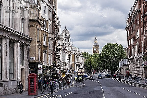 Straßenszene mit Big Ben  London  England  Großbritannien  Europa