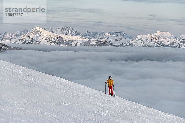 Skifahrer  Abfahrt Hohe Salve  hinten Kitzbühler Horn mit Hochnebel im Tal  SkiWelt Wilder Kaiser Brixenthal  Hochbrixen  Tirol  Österreich  Europa