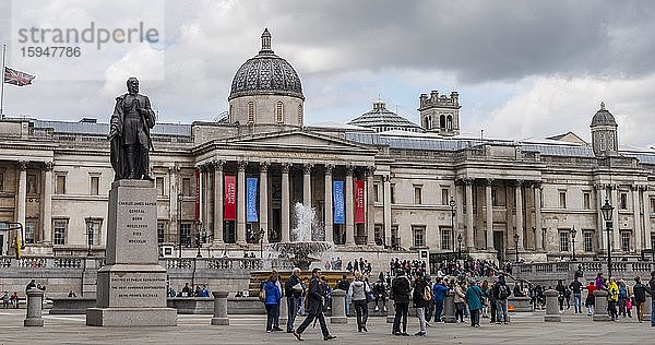 Trafalgar Square  National Gallery und Statue von britischem General Charles James Napier  London  England  Großbritannien  Europa