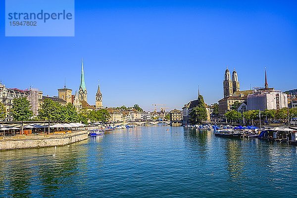 Boote auf dem Fluss Limmat  Kirche Fraumünster und Grossmünster  Züricher Altstadt  Zürich  Kanton Zürich  Schweiz  Europa