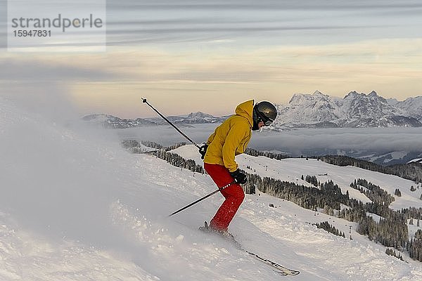Skifahrer  Abfahrt Hohe Salve  hinten Loferer Steinberge  SkiWelt Wilder Kaiser Brixenthal  Hochbrixen  Tirol  Österreich  Europa