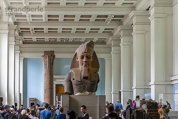 Besucher in Ägyptischer Ausstellung  Monumentalstatue  British Museum  London  England  Großbritannien  Europa