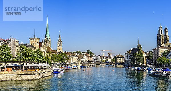 Boote auf dem Fluss Limmat  Kirche Fraumünster und Grossmünster  Züricher Altstadt  Zürich  Kanton Zürich  Schweiz  Europa