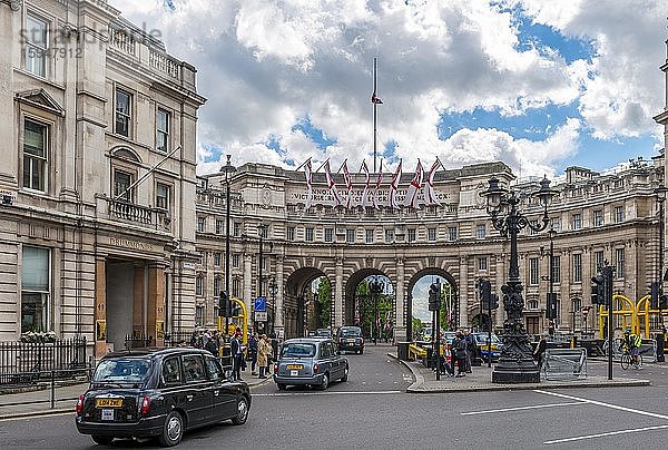 Admiralty Arch mit Flaggen  London  England  Großbritannien  Europa