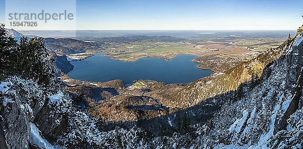 Panorama  Blick vom Jochberg auf den Kochelsee im Winter mit Schnee  Alpenvorland  Oberbayern  Bayern  Deutschland  Europa