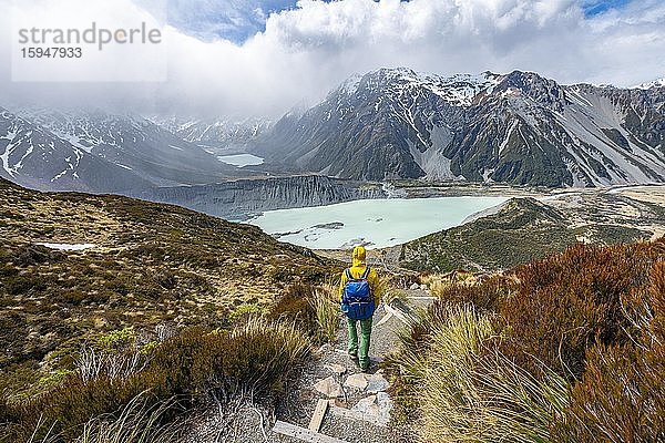 Wanderer auf Wanderweg  Ausblick in das Hooker Valley vom Sealy Tarns Track  Gletscherseen Mueller Lake und Hooker Lake  Mount Cook Nationalpark  Canterbury  Südinsel  Neuseeland  Ozeanien