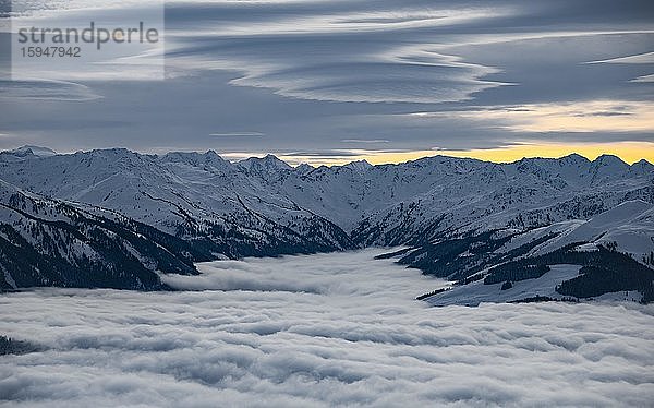 Blick auf schneebedeckte Berggipfel vom Gipfel der Hohen Salve  Hochnebel im Tal  Hochbrixen  Brixen im Thale  Tirol  Österreich  Europa