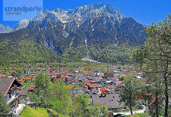 Ortsansicht vor Karwendelgebirge mit Viererspitze  Mittenwald  Werdenfelser Land  Oberbayern  Bayern  Deutschland  Europa