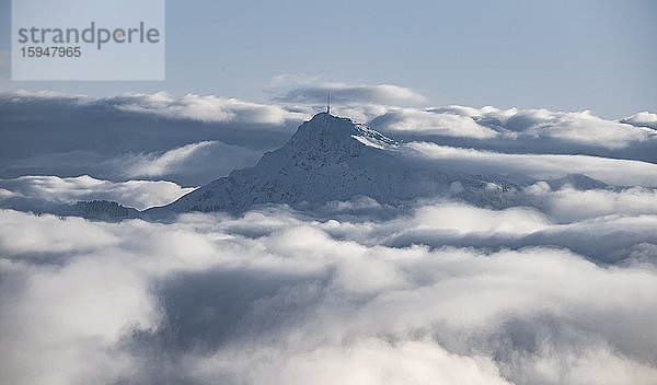 Blick auf schneebedecktes Kitzbühler Horn zwischen Wolken  Hochbrixen  Brixen im Thale  Tirol  Österreich  Europa