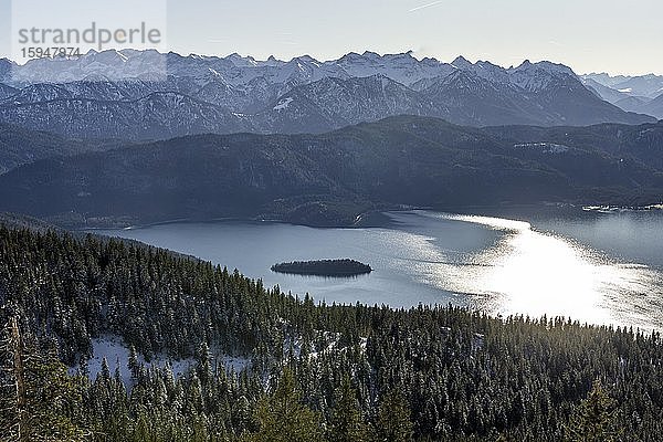 Blick vom Jochberg auf den Walchensee im Winter mit Schnee  Alpen  Oberbayern  Bayern  Deutschland  Europa