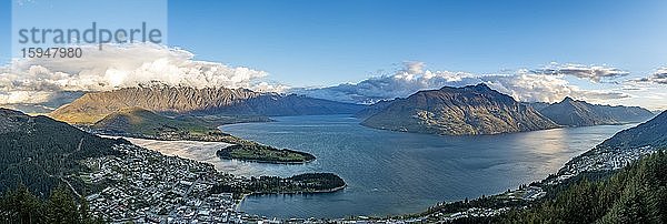 Panorama  Ausblick auf Lake Wakatipu und Queenstown  Ben Lomond Scenic Reserve  Bergkette The Remarkables  Otago  Südinsel  Neuseeland  Ozeanien