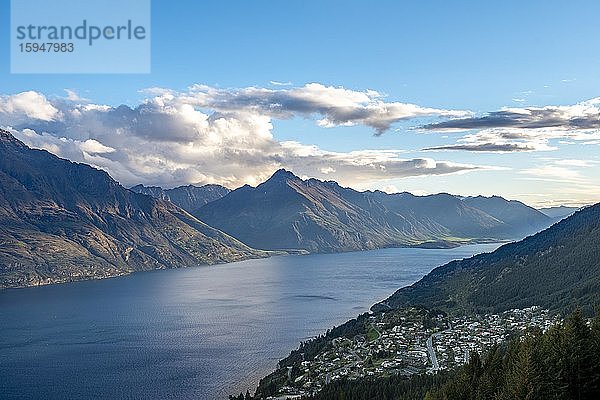 Ausblick auf Lake Wakatipu  Ben Lomond Scenic Reserve  Otago  Südinsel  Neuseeland  Ozeanien