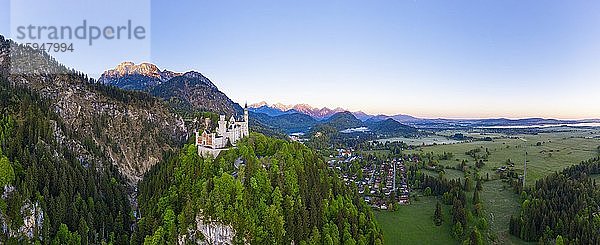 Panorama  Schloss Neuschwanstein  Berg Säuling im Morgenlicht  Schloss Hohenschwangau  rechts Forggensee  bei Schwangau  Drohnenaufnahme  Ostallgäu  Allgäu  Schwaben  Bayern  Deutschland  Europa