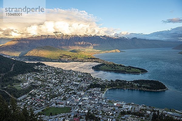 Ausblick auf Lake Wakatipu und Queenstown  Ben Lomond Scenic Reserve  Bergkette The Remarkables  Otago  Südinsel  Neuseeland  Ozeanien