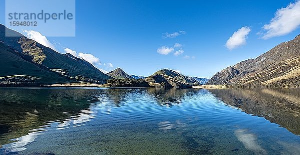 Panorama  Berge spiegeln sich im See  Moke Lake bei Queenstown  Otago  Südinsel  Neuseeland  Ozeanien
