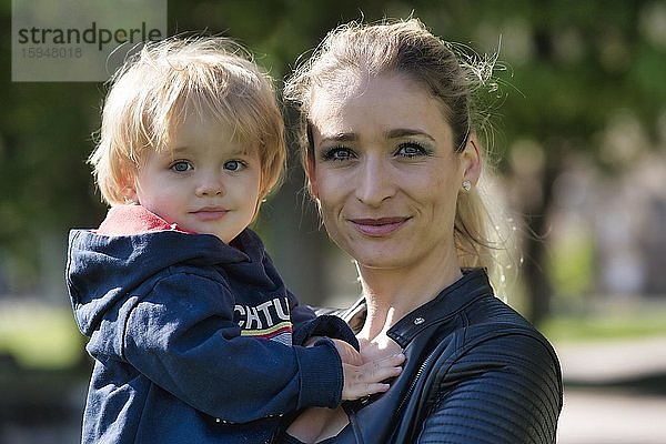 Mutter hält Sohn im Arm  18 Monate  Baden-Württemberg  Deutschland  Europa
